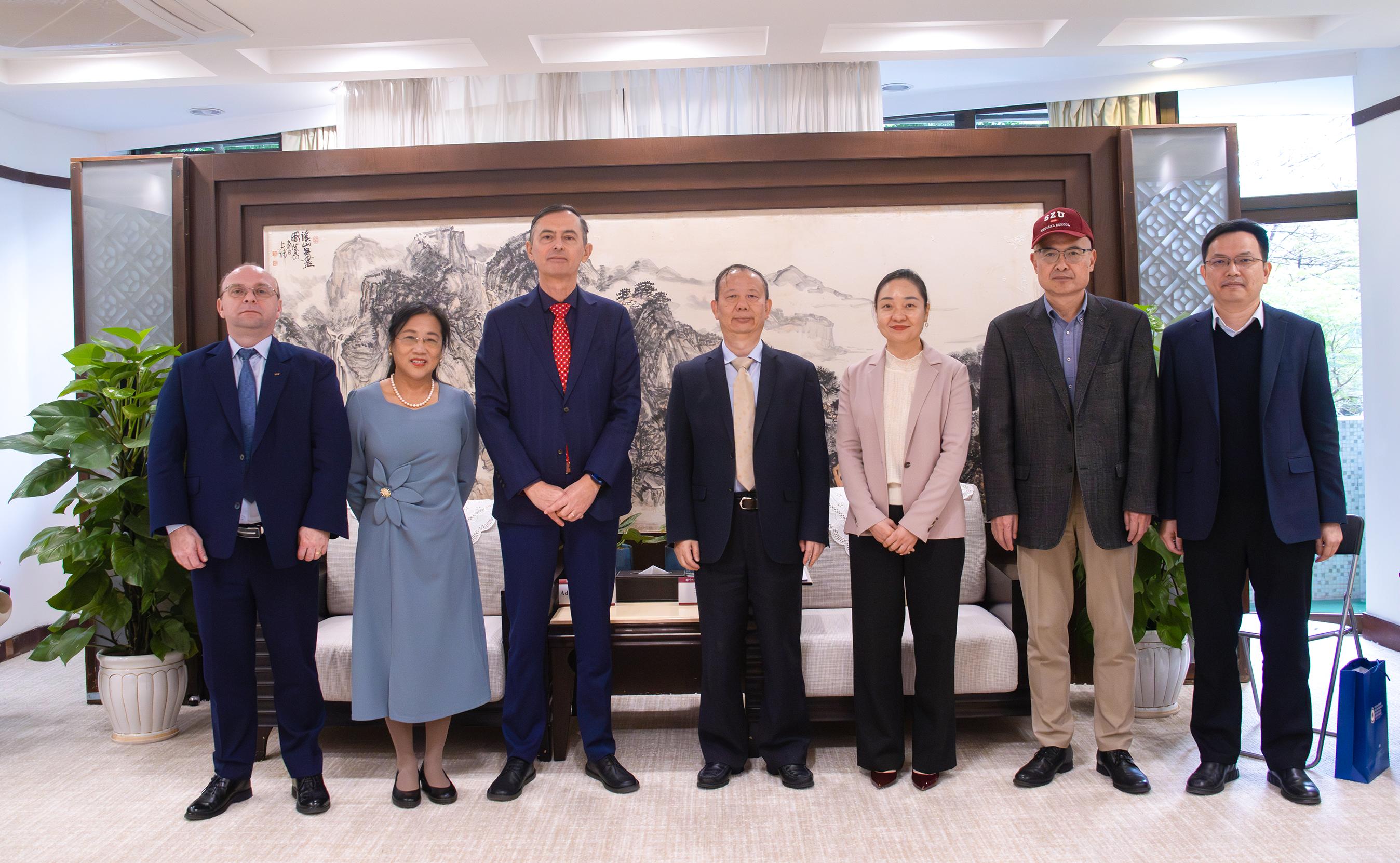 罗马尼亚巴比什博雅依大学代表团和秘鲁里卡多·帕尔马大学代表团来访MK网页版登录入口